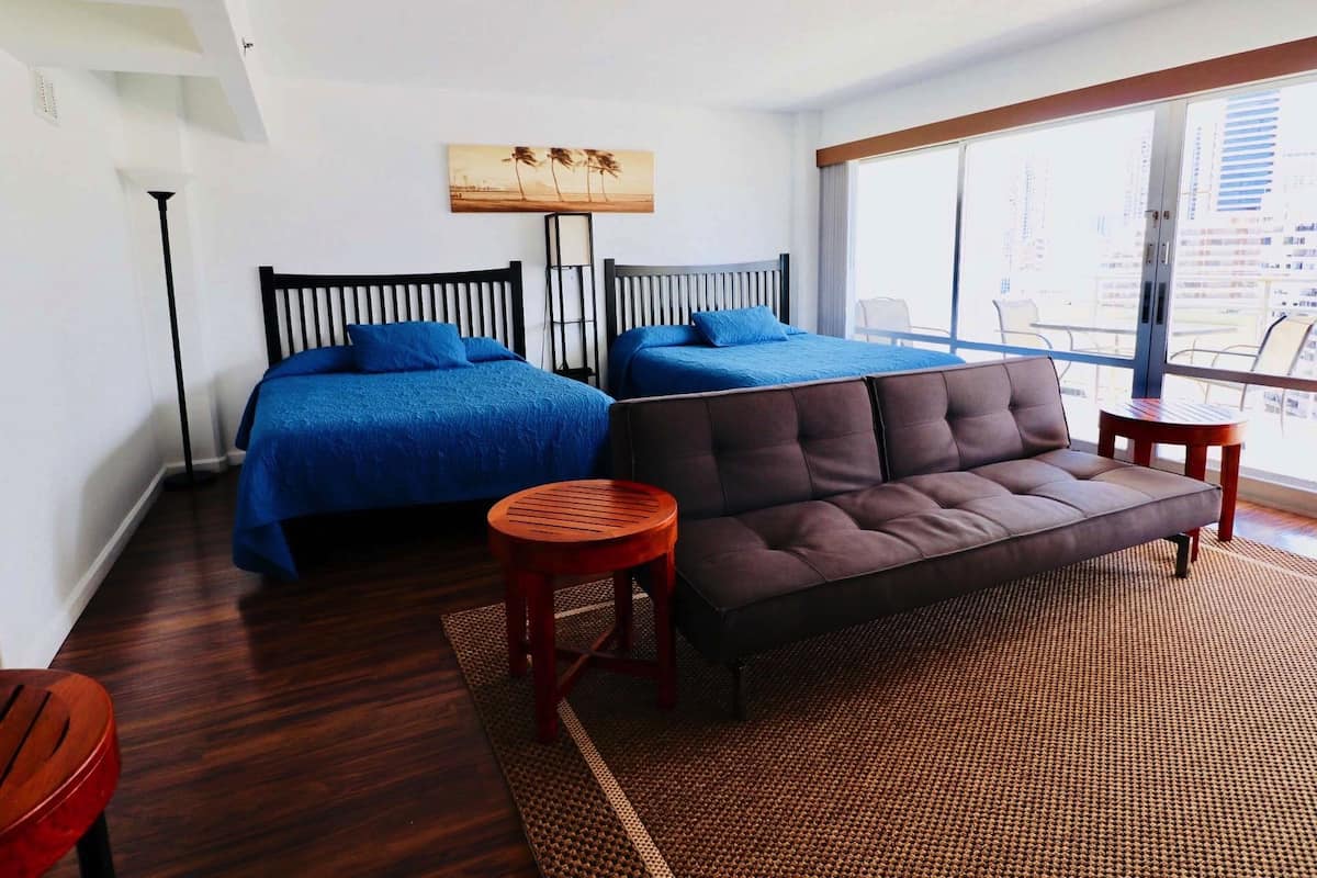 Condo, varias camas, lanai, vista a la ciudad | Área de sala de estar | Televisión LCD, Netflix, películas con cargo y servicios de streaming