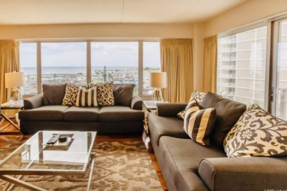 Apartment | Living area | 32-inch LCD TV with satellite channels, TV, Netflix