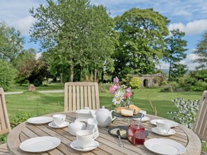 Outdoor dining - 6 bedroom accommodation in Near Kirkby Lonsdale (Near Kirkby Lonsdale)