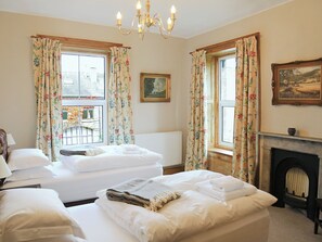 6 bedrooms, free WiFi, bed sheets - 6 bedroom accommodation in Near Kirkby Lonsdale (Near Kirkby Lonsdale)