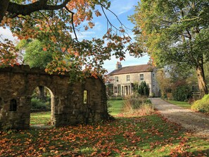 المنطقة المحيطة بالمنشأة