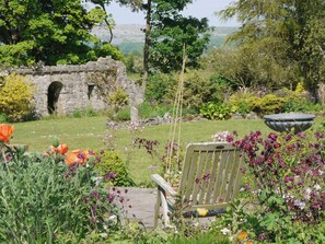 Property grounds - 6 bedroom accommodation in Near Kirkby Lonsdale (Near Kirkby Lonsdale)