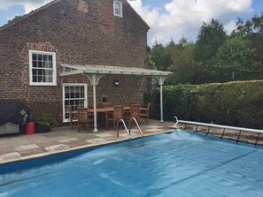 Outdoor dining - Greenlands Farmhouse (Barmby Moor, York)