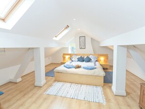 7 bedrooms, free WiFi, bed sheets