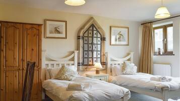 5 bedrooms, free WiFi, bed sheets
