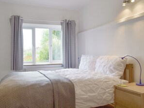 2 bedrooms, free WiFi, bed sheets - 2 bedroom accommodation in Birchover, near Matlock (Birchover, near Matlock)