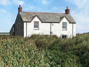 Exterior - Surfing at Trebarwith Strand just one mile. (Trebarwith, near Delabole)