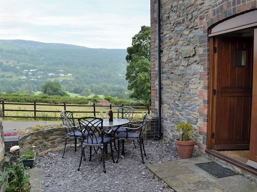 2 bedroom accommodation in Llangollen, near Wrexham