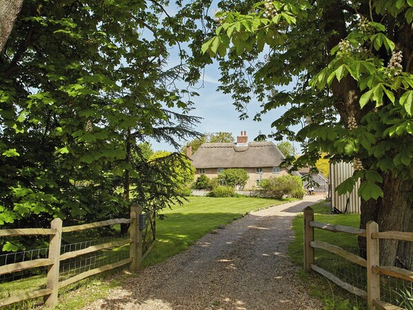 Property grounds - 2 bedroom accommodation in Birdham, near Chichester (Birdham, near Chichester)