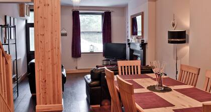 4 bedroom accommodation in Bethesda, near Bangor
