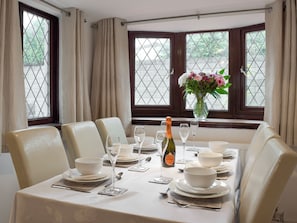 Dining - 3 bedroom accommodation in The Mumbles (The Mumbles)