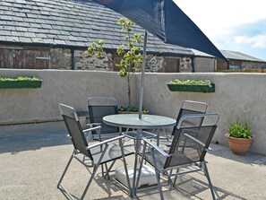 Outdoor dining - 2 bedroom accommodation in Newborough, near Llangefni (Newborough, near Llangefni)