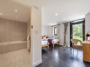 5 bedrooms, free WiFi, bed sheets