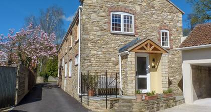 2 bedroom accommodation in Spring Gardens, Frome
