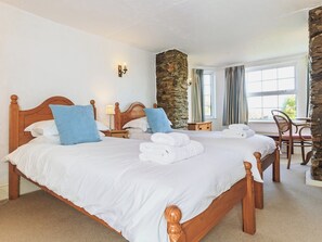7 bedrooms, free WiFi, bed sheets