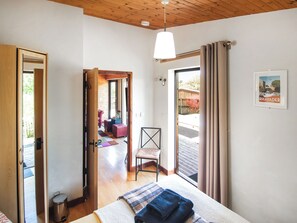 3 bedrooms, free WiFi, bed sheets - 3 bedroom accommodation in Near Rhayader (Near Rhayader)