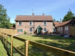 Exterior - 5 bedroom accommodation in Rudston, near Bridlington (Rudston, near Bridlington)