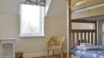 4 bedrooms, free WiFi, bed sheets, wheelchair access