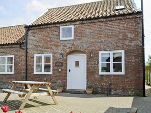 Outdoor dining - 1 bedroom accommodation in Buckton, near Flamborough (Buckton, near Flamborough)