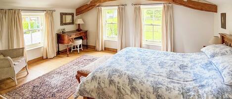 3 bedrooms, WiFi (free), bed sheets