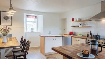 Diskmaskin, barnstol och grytor/köksredskap