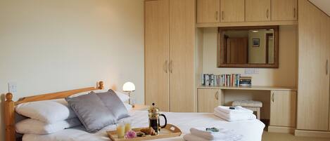 3 bedrooms, WiFi (free), bed sheets