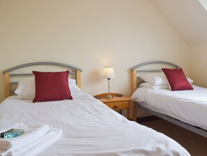 3 bedrooms, WiFi (free), bed sheets - 3 bedroom accommodation in Llangennith, near Swansea (Llangennith, near Swansea)
