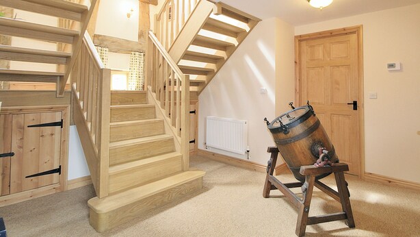 Una escalera de madera con un barril como adorno.