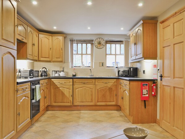 Dishwasher, highchair - The Olde Granary - E4298 (Plealey, Shrewsbury)