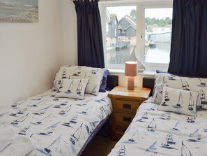 2 bedrooms, free WiFi, bed sheets - Ideal for a couple or small family wishing to discover the Norfolk Broads. (Wroxham)