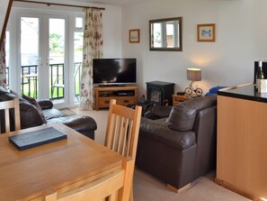 Living area - Ideal for a couple or small family wishing to discover the Norfolk Broads. (Wroxham)