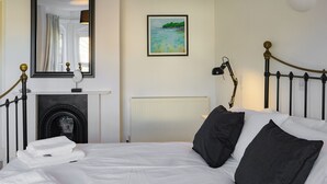 Room - 3 bedroom accommodation in Middleton, Freshwater (Middleton, Freshwater)