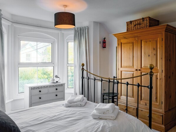 3 室のベッドルーム、WiFi (無料)、ベッドシーツ