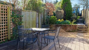 Outdoor dining - 3 bedroom accommodation in Middleton, Freshwater (Middleton, Freshwater)