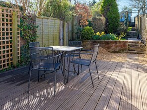 Outdoor dining - 3 bedroom accommodation in Middleton, Freshwater (Middleton, Freshwater)