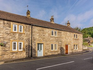 Exterior - 3 bedroom accommodation in Ashford-in-the-Water, near Bakewell (Ashford-in-the-Water, near Bakewell)