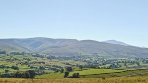 A panoramic view of rolling hills and a distant mountain range. - 3 bedroom accommodation in Crackenthorpe, Appleby (Crackenthorpe, Appleby)