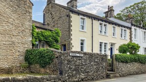 A stone building with a sign reading "BANKWELL ROAD". - 1 bedroom accommodation in Giggleswick, near Settle (Giggleswick, near Settle)