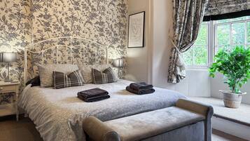 4 bedrooms, WiFi (free), bed sheets