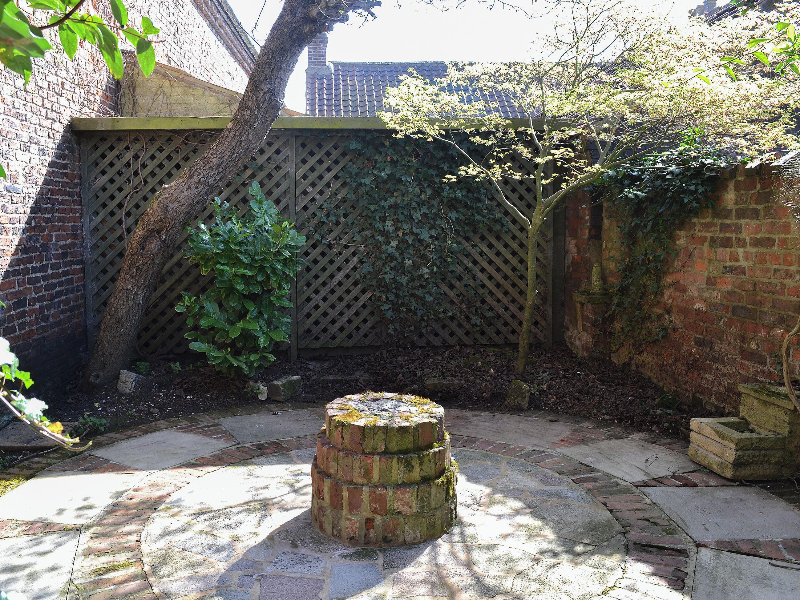 Lovely courtyard-style garden | Nell&rsquo;s Cottage, Bridlington