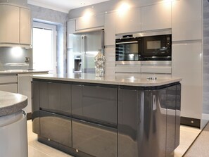 Oppvaskmaskin, høy barnestol og kjøkkenutstyr