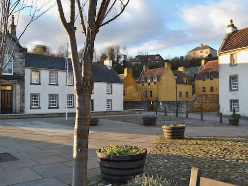 2 bedroom accommodation in Oakley, near Dunfermline