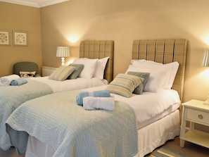 4 bedrooms, free WiFi, bed sheets - 4 bedroom accommodation in Aberaeron (Aberaeron)