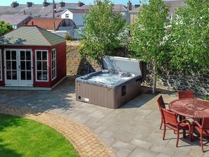 Outdoor dining - 4 bedroom accommodation in Aberaeron (Aberaeron)