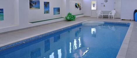 من حمّامات السباحة المغطاة