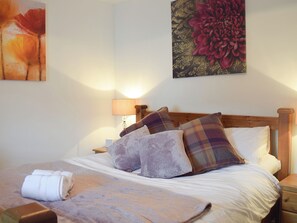 3 bedrooms, free WiFi, bed sheets - 3 bedroom accommodation in Llanarth, near New Quay (Llanarth, near New Quay)