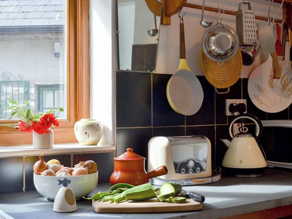 Dishwasher, cookware/dishes/utensils, freezer