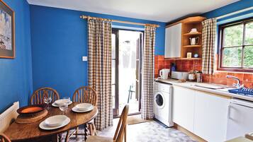 Lavavajillas y trona infantil