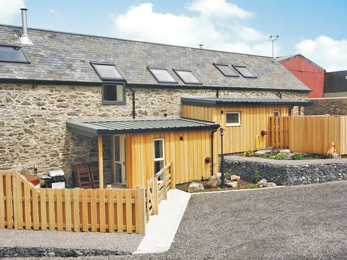 Stable Barn - HW7591