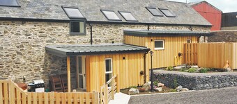 Stable Barn - HW7591